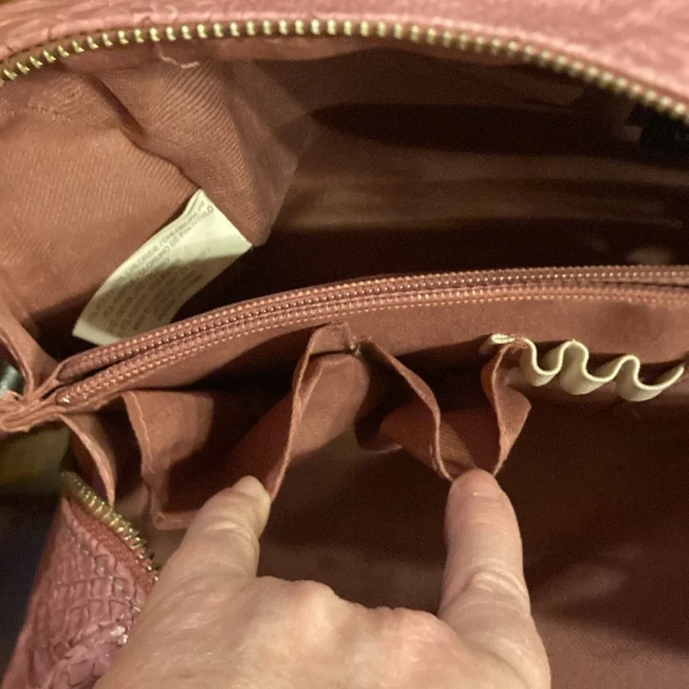 Liz Claiborne Retro Pink Faux Crocodile Embossed Cylindrical Purse (ABBA) - Picture 13 of 16